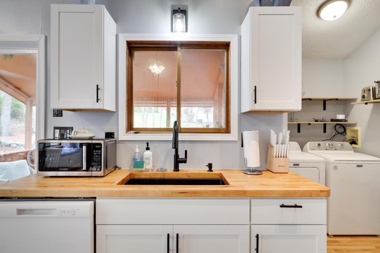 Premier Cozy Cabin - Free Amenities & Comm Indoor Pools Bushkill Esterno foto