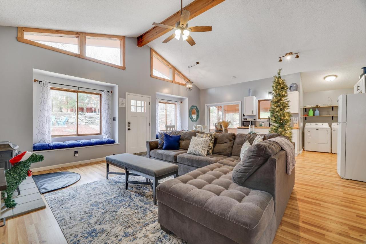 Premier Cozy Cabin - Free Amenities & Comm Indoor Pools Bushkill Esterno foto