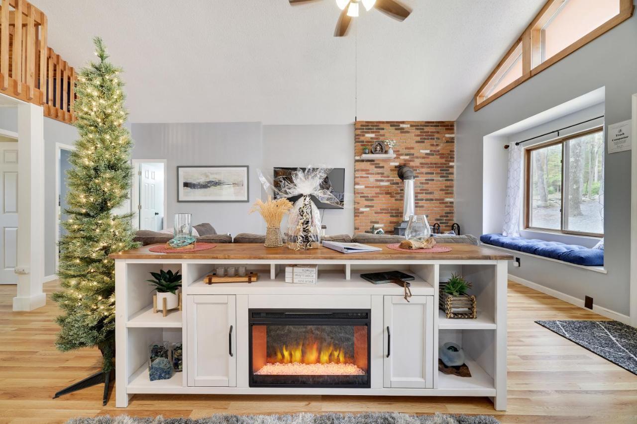 Premier Cozy Cabin - Free Amenities & Comm Indoor Pools Bushkill Esterno foto